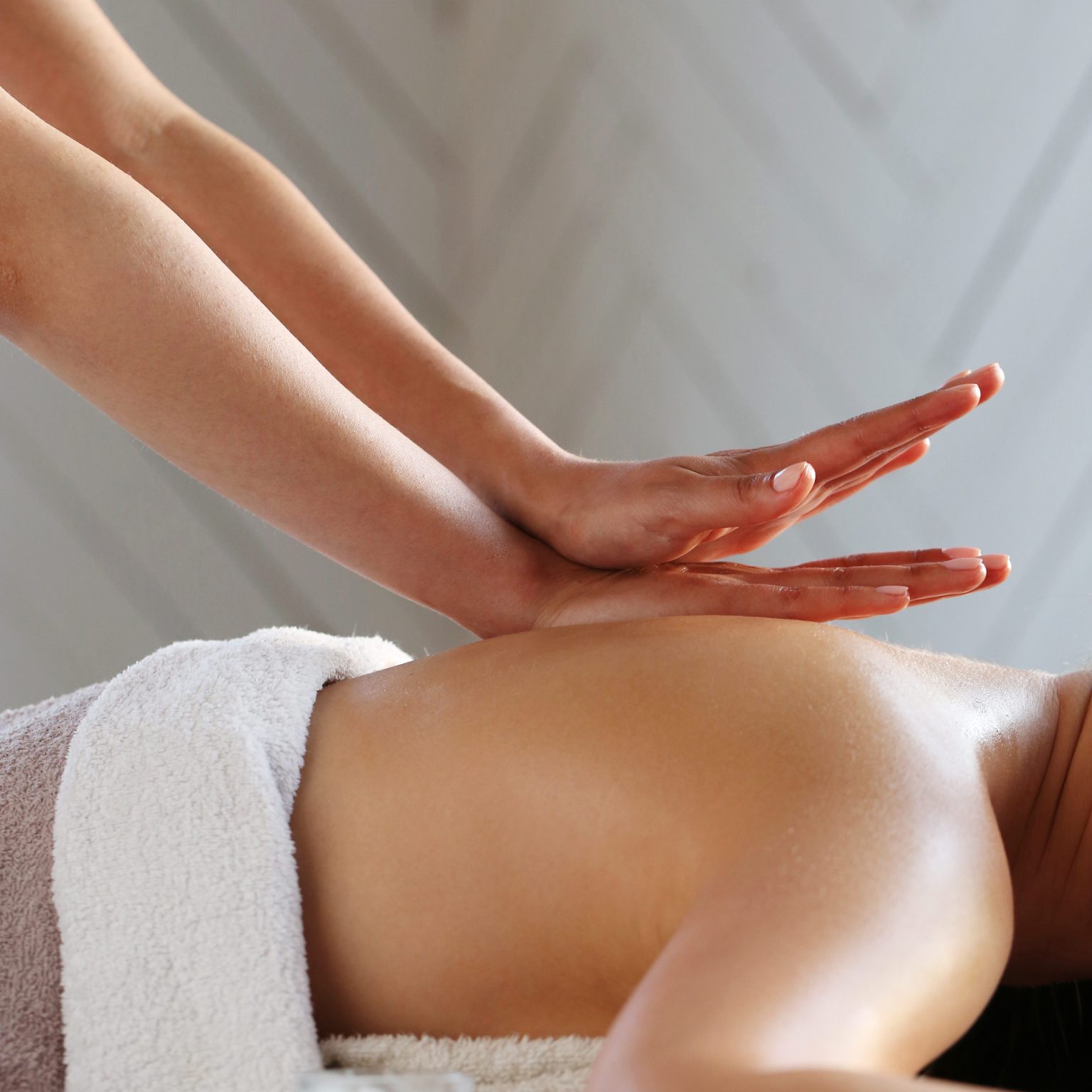 Get the Best European Massage Center in Dubai – Visit Inn Spa in Holiday Inn & Suites
